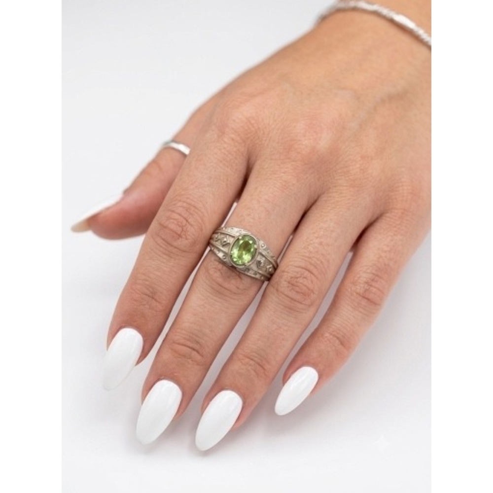 Vintage Sterling Silver Peridot Ring Oval Green Gemstone Etched Band Size 7.5